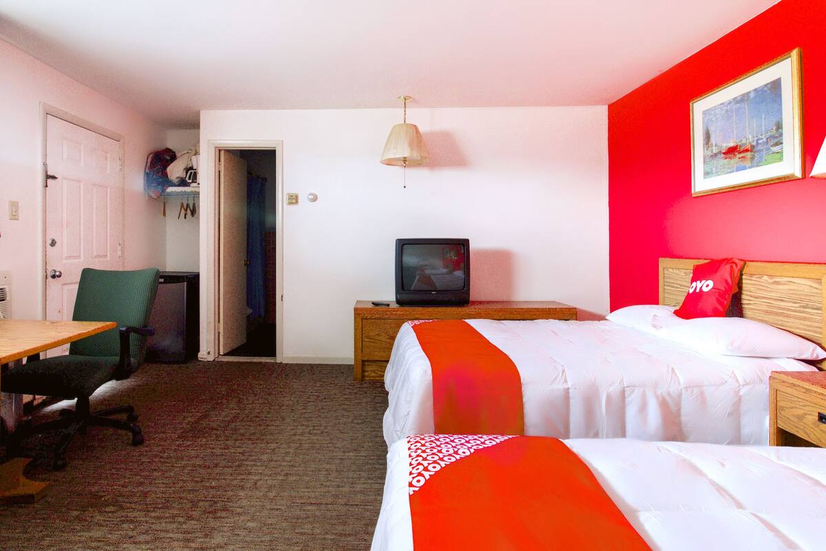 Desk, free WiFi, bed sheets