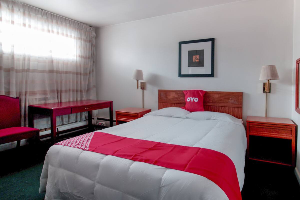 Desk, free WiFi, bed sheets