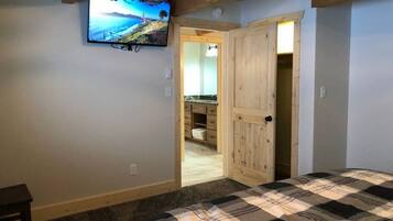 7 bedrooms, iron/ironing board, WiFi, bed sheets