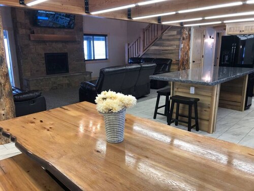 Uusi, 2 pesukonetta ja kuivainta, kylpytynnyri, 25 min Yellowstone Parkiin, kelkka / mönkijäpaikka