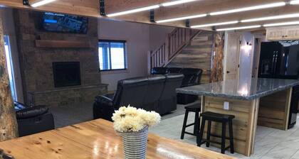 ⭐Nuevo, 2 lavadoras y secadoras, bañera de hidromasaje, a 25 minutos del parque de Yellowstone, lugar para trineos / vehículos todo terreno