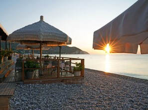 Outdoor dining - Torre Simone villa with swimming pool, private beach and tennis (Mattinata)