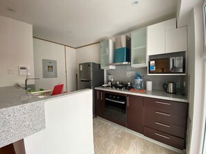 Kühlschrank, Mikrowelle, Ofen, Herdplatte