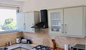 Microondas y utensilios de cocina
