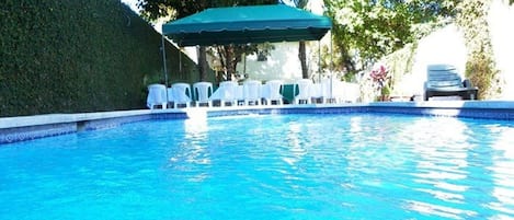 Una piscina al aire libre