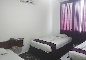 Kamar Triple Basic | Meja kerja, tirai kedap cahaya, Wi-Fi gratis, dan seprai linen