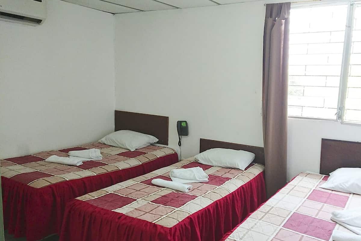 Escritorio, cortinas blackout, wifi gratis y ropa de cama