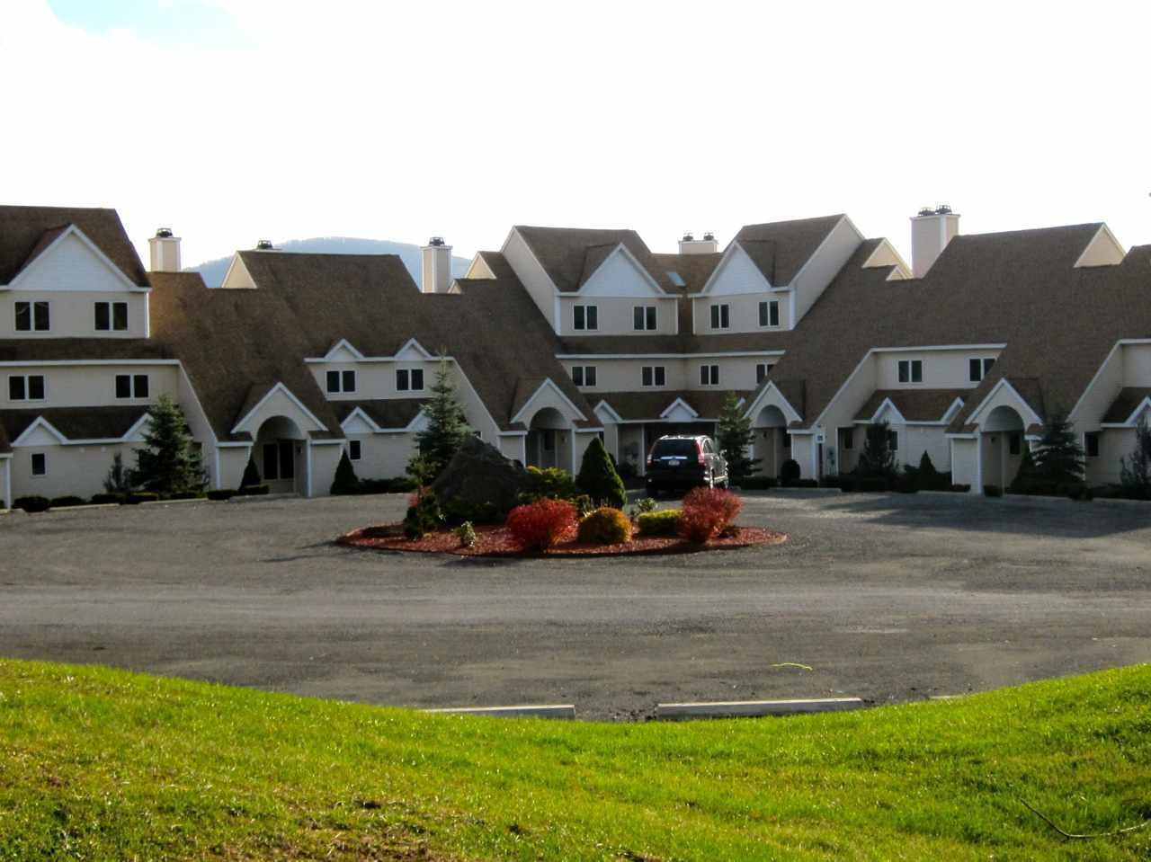 Luxury Retreat 4BR/3.5bath min. from Windham/Hunter 2.5 hrs from NYC w/hot-tub