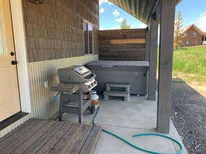 Terrace/patio - Brand New! Hot Tub, BBQ Grill, WiFi, Yellowstone (Island Park)