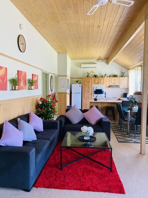 Smart TV, fireplace, DVD player, books - Our Beautiful Garden Cottage is a country style house (Tawonga)