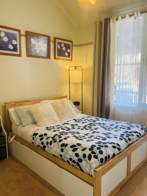 2 dormitorios, caja fuerte, escritorio y tabla de planchar con plancha