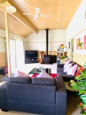 Smart TV, fireplace, DVD player, books - Our Beautiful Garden Cottage is a country style house (Tawonga)