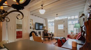 Una televisión, una chimenea, libros