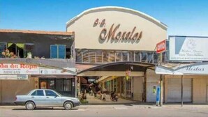 Un edificio con fachada curva y el nombre 'Mouros' bien visible.