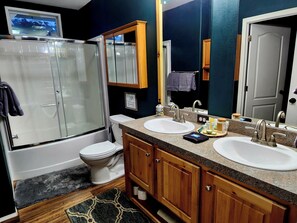 Combined shower/bathtub, eco-friendly toiletries, hair dryer, towels - Glacier Corner: Enhance Your Adventure (East Glacier Park Village)