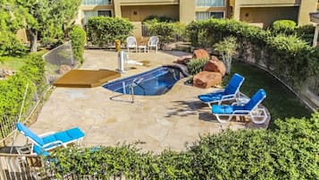 Piscine couverte, piscine extérieure