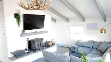 Smart-TV, Kamin, Netflix, Streaming-Dienste