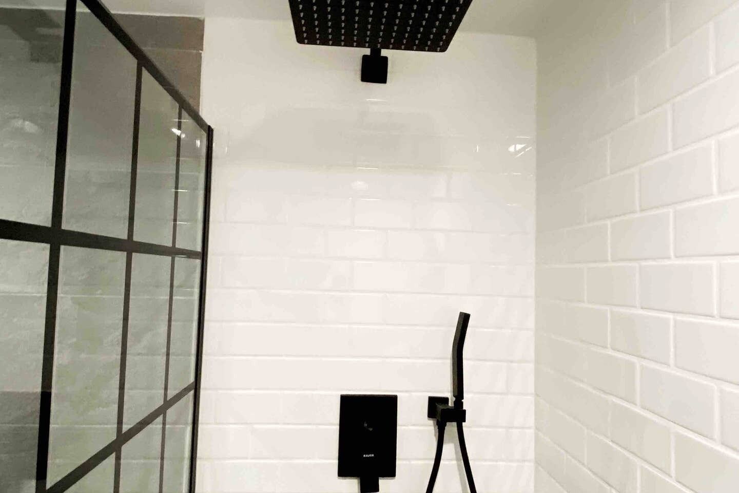 浴缸、吹风机、毛巾、肥皂