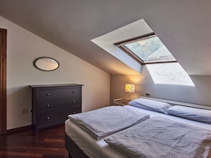 2 bedrooms, travel cot, free WiFi, bed sheets