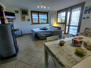 Dining - Cosy apartment for 4 people with WIFI, TV and patio (Colico)