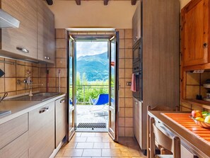 Een magnetron, een oven, een vaatwasser, een vriezer