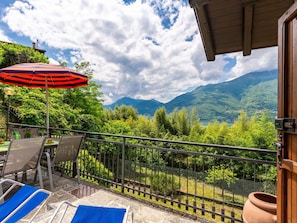 Outdoor dining - Beautiful private villa for 7 guests with WIFI, TV, terrace and pets allowed (Vestreno)