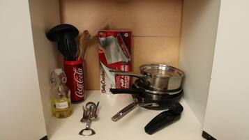 Kühlschrank, Mikrowelle, Ofen, Wasserkocher mit Kaffee-/Teezubehör