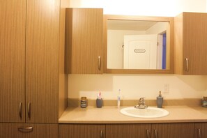 シャワー、タオル、石鹸、シャンプー