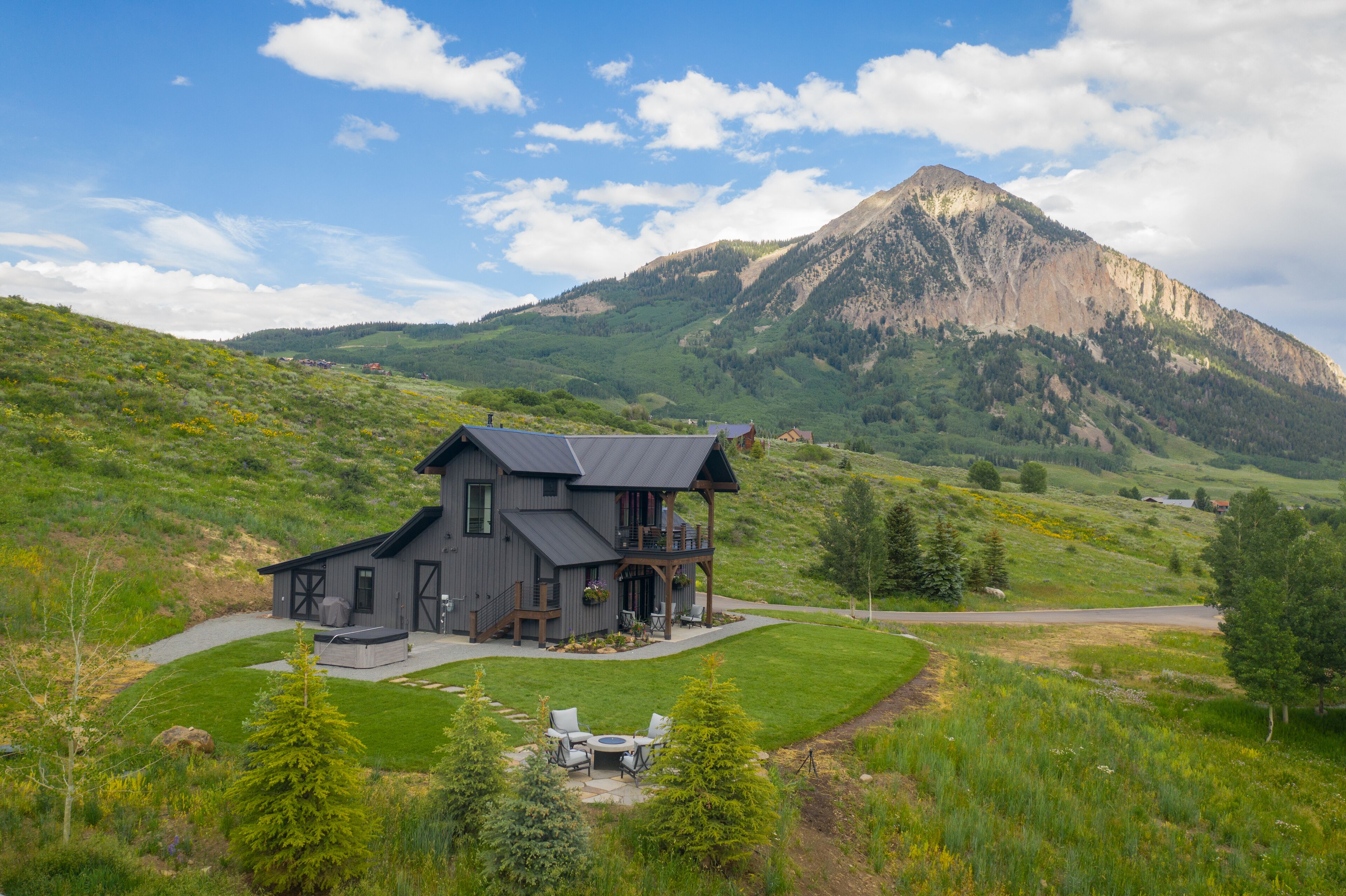 NEW TO VRBO! Luxury on 17 Acres Overlooking Town! Hot Tub! A/C! Prime Location!