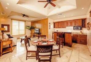 Een koelkast, een magnetron, een kookplaat, een vaatwasser