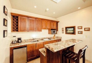 Geladeira, micro-ondas, cooktop, lava-louças