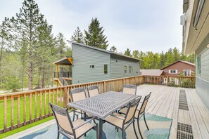 Outdoor dining - Scenic Forest Lodge Outside Glacier National Park! (West Glacier)