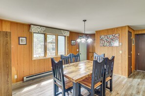 Dining - Scenic Forest Lodge Outside Glacier National Park! (West Glacier)