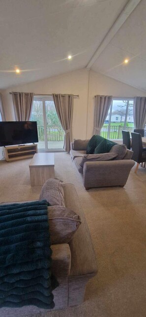 Smart TV, fireplace, DVD player