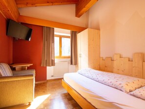 10 bedrooms, travel cot, free WiFi, bed sheets