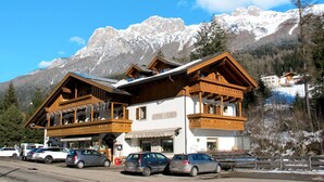 Un bâtiment en bois doté de balcons, d’un bar et d’une enseigne indiquant la présence d’un restaurant.