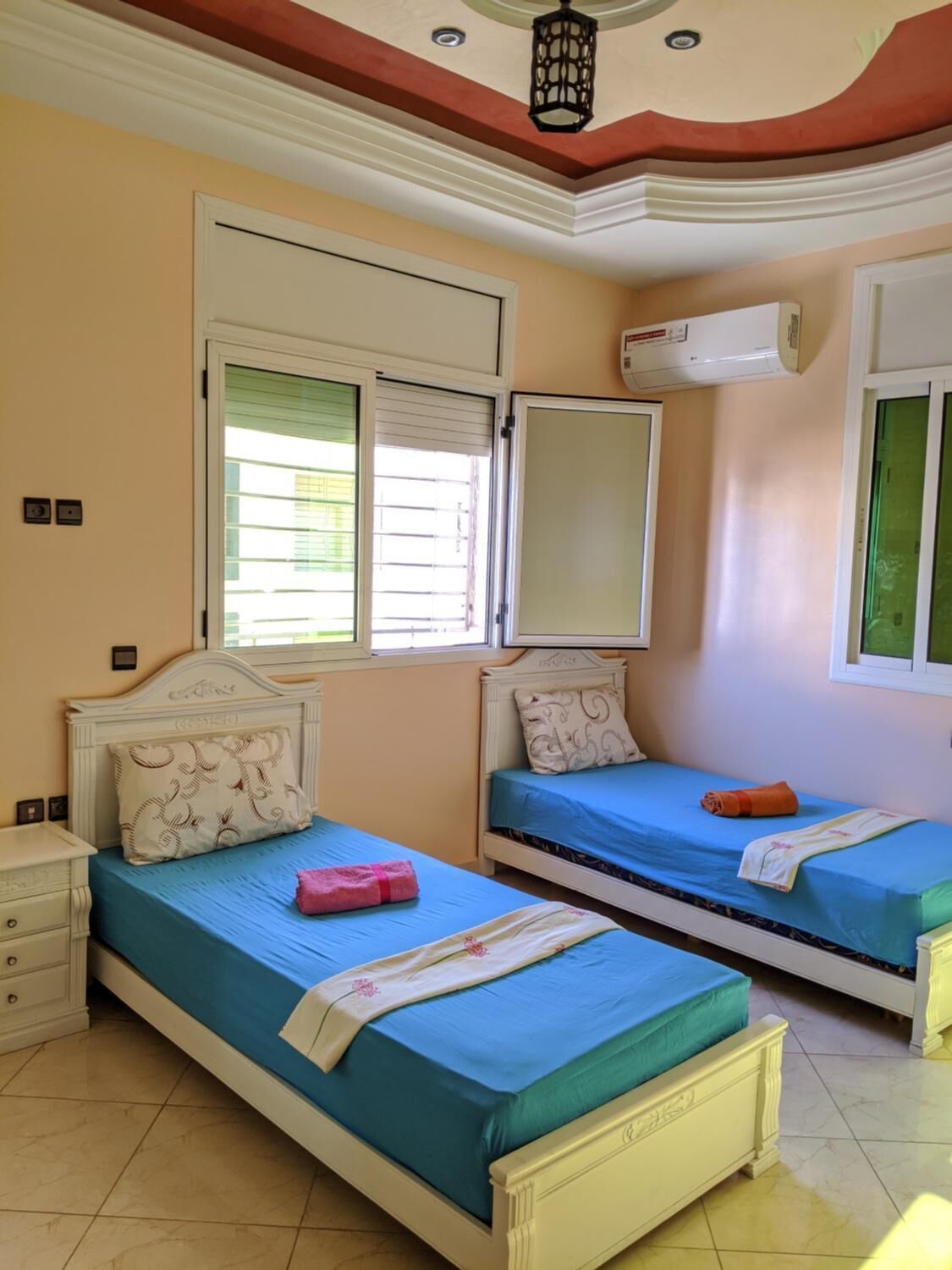 2 slaapkamers, een strijkplank/strijkijzer, gratis babybedden