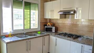 Full-sized fridge, microwave, stovetop, dishwasher