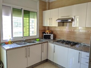 Refrigerador con congelador, microondas y parrilla de estufa 