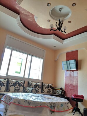 2 habitaciones, tabla de planchar con plancha y cunas gratuitas 