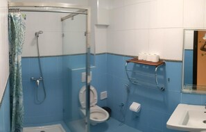Deluxe Apartment (1) | Bathroom | Shower, hair dryer, towels, soap - Family Appart BA (Kenitra)