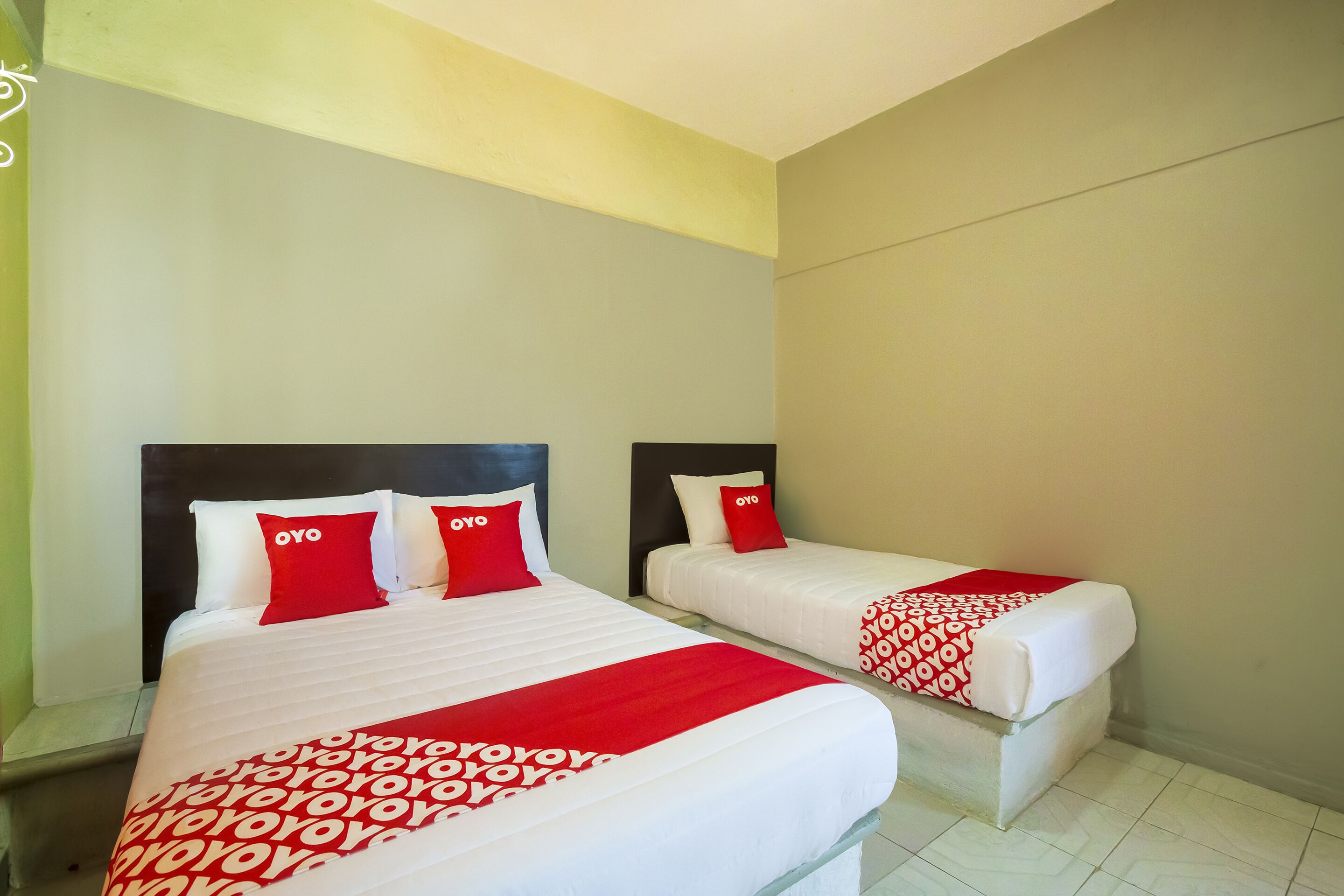 Habitación triple estándar | Tabla de planchar con plancha, wifi gratis y ropa de cama 