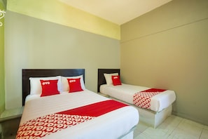 Quarto triplo standard | Ferros/tábuas de passar roupa, Wi-Fi de cortesia, roupa de cama