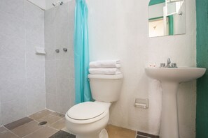 Shower, towels, soap - OYO Hotel Rey David, Oaxaca (Ocotlán de Morelos)