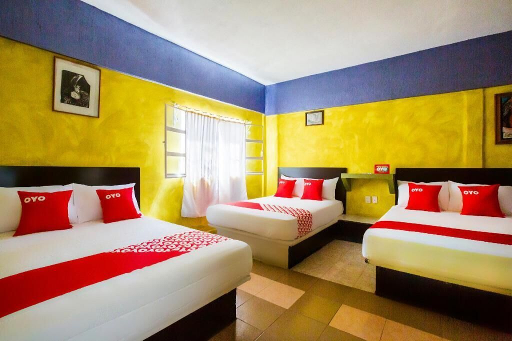 Tabla de planchar con plancha, wifi gratis y ropa de cama 