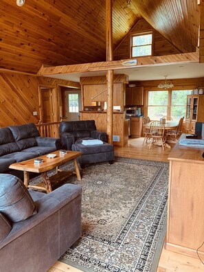 TV connectée, cheminée, lecteur de DVD, table de tennis de table