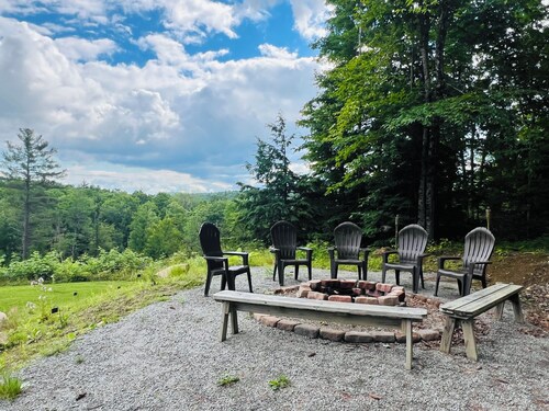 Secluded Log Cabin with hot-tub. Near Lake George. Amazing Mt View. Sleeps 15