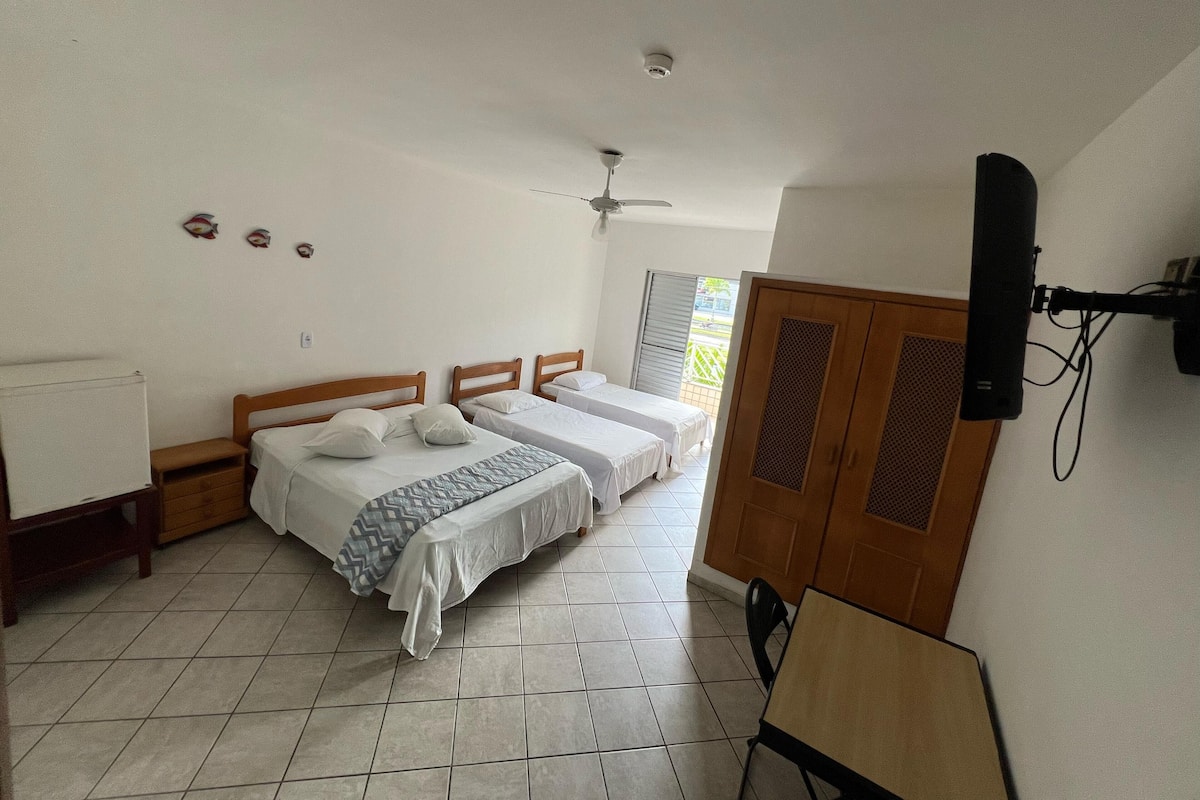 Escritorio, wifi gratis y ropa de cama