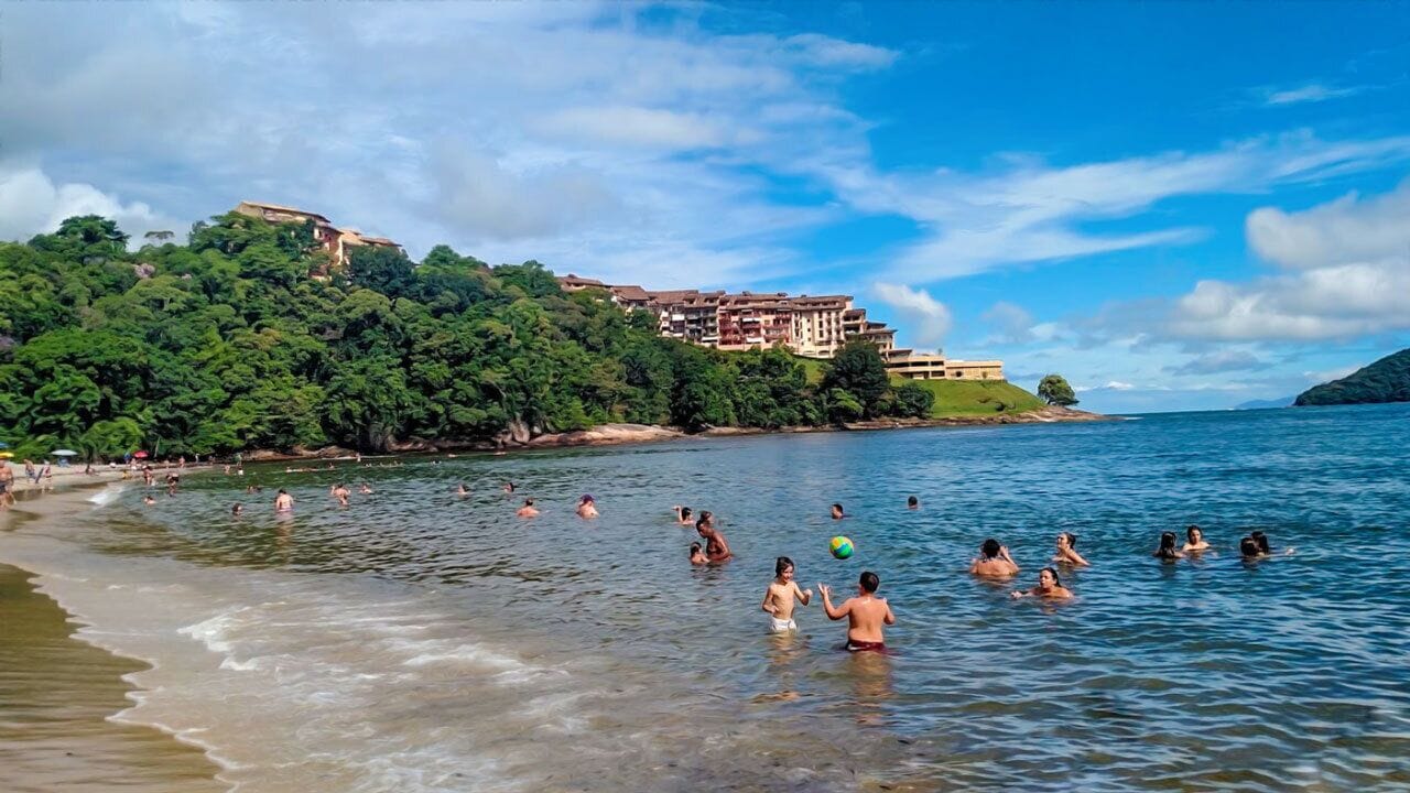 Ubicación cercana a la playa, arena blanca y 10 bares en la playa