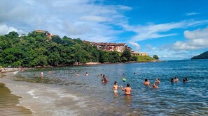 Playa en los alrededores, playa de arena blanca y 10 bares en la playa 